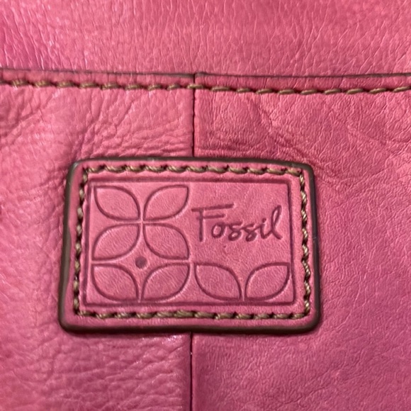Fossil Pink Leather Crossbody Bag with Adjustable Strap and Flap Closure - Picture 2 of 9